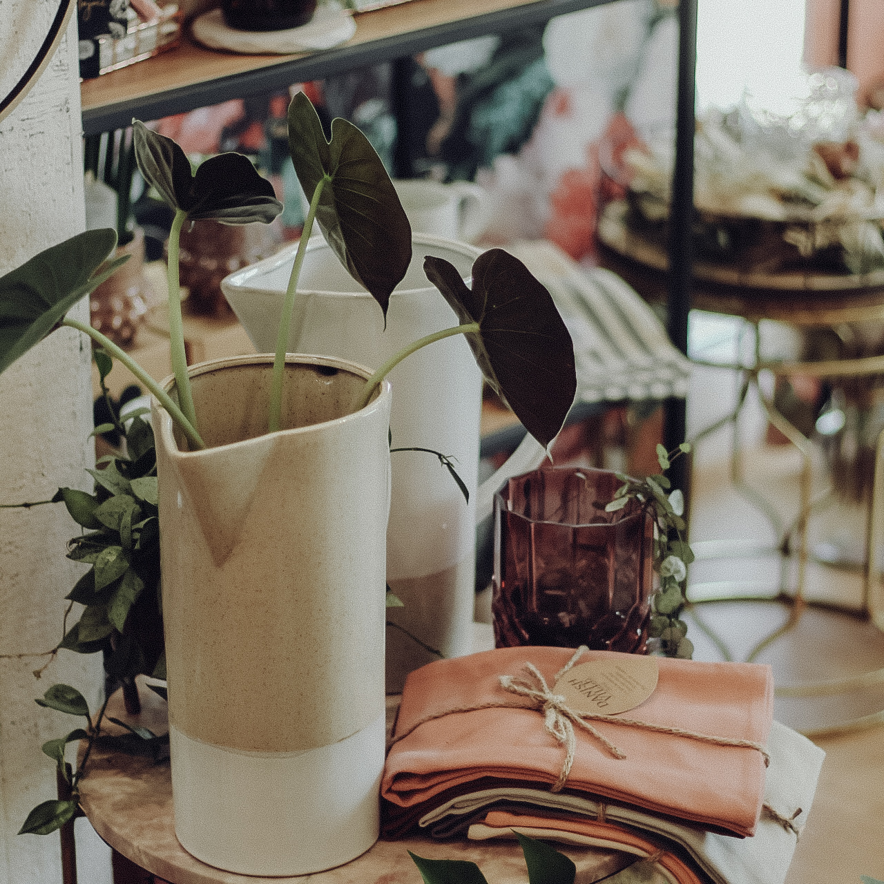 Vasen, Handtücher und andere Accessoires im Laden der Blumenliebe Indersdorf