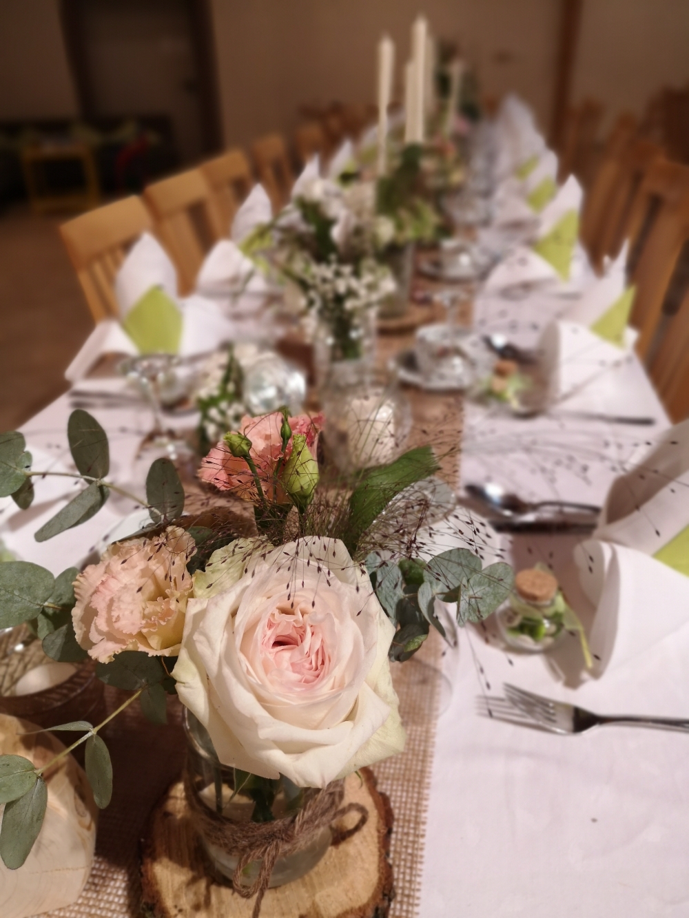 Florale Tischdekoration mit Vasen